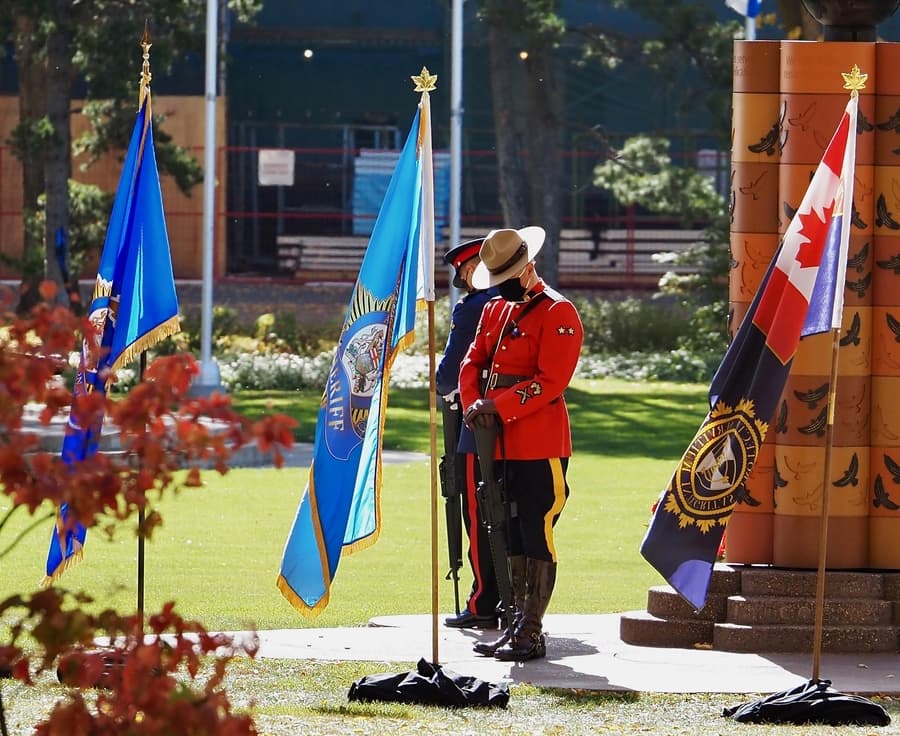 Une série de ventes aux enchères d'un an au profit des familles des policiers et agents de la paix tombés au champ d'honneur